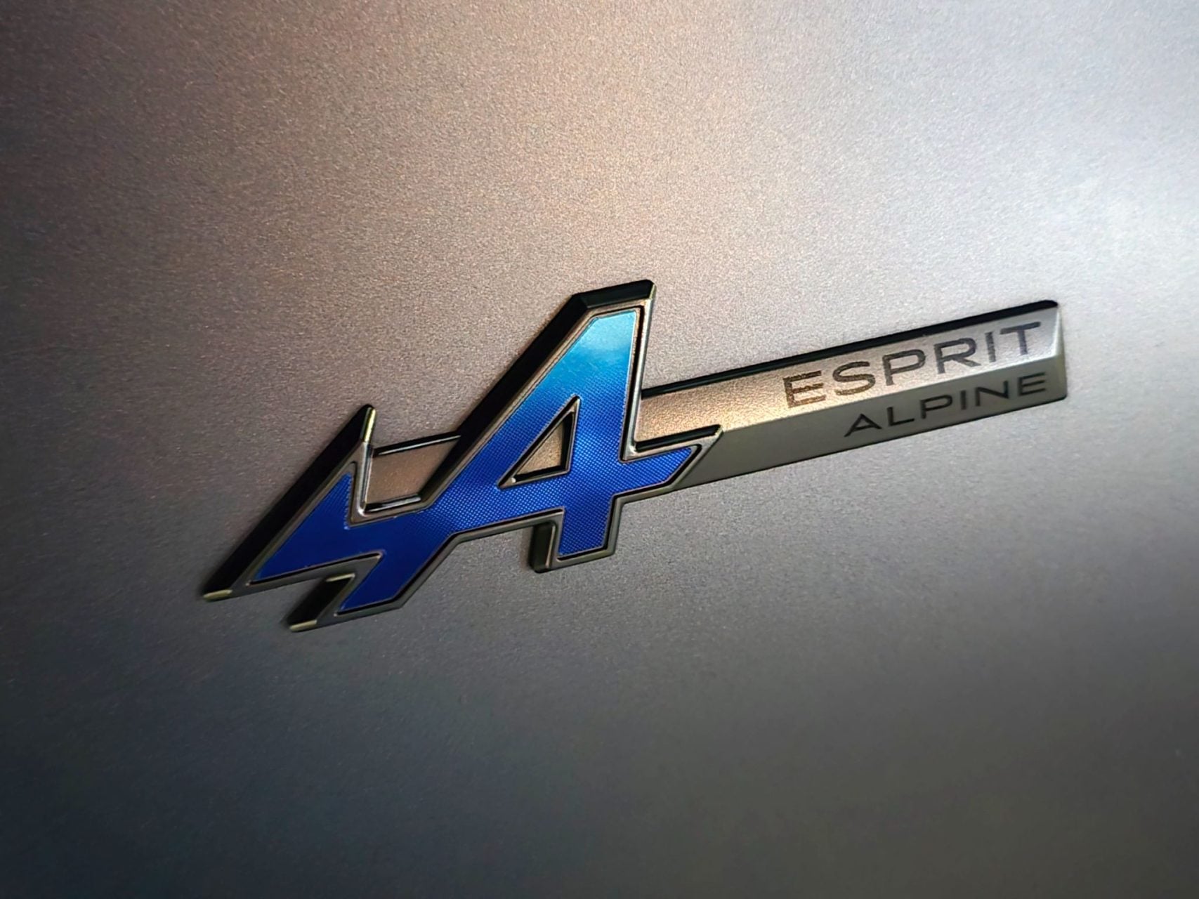 renault-koleos-e-tech-sprit-alpine-emblema-1707x1280.jpg