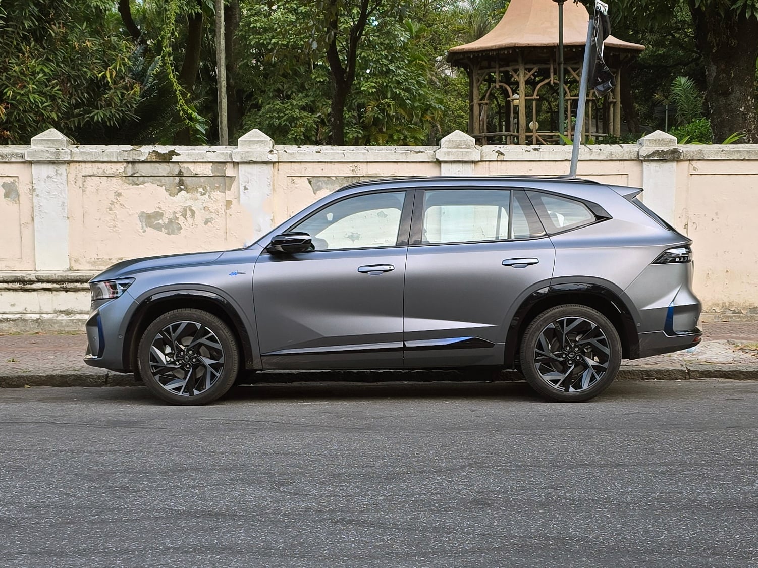 renault-koleos-e-tech-sprit-alpine-lateral-parado.jpg