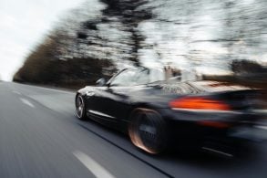 carro em alta velocidade na estrada (2)