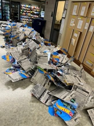 Polícia de Tacoma encontra 363 Hot Wheels lacrados em saco de lixo abandonado