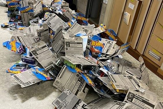 Sacola abandonada em rua dos Estados Unidos escondia tesouro de 363 Hot Wheels