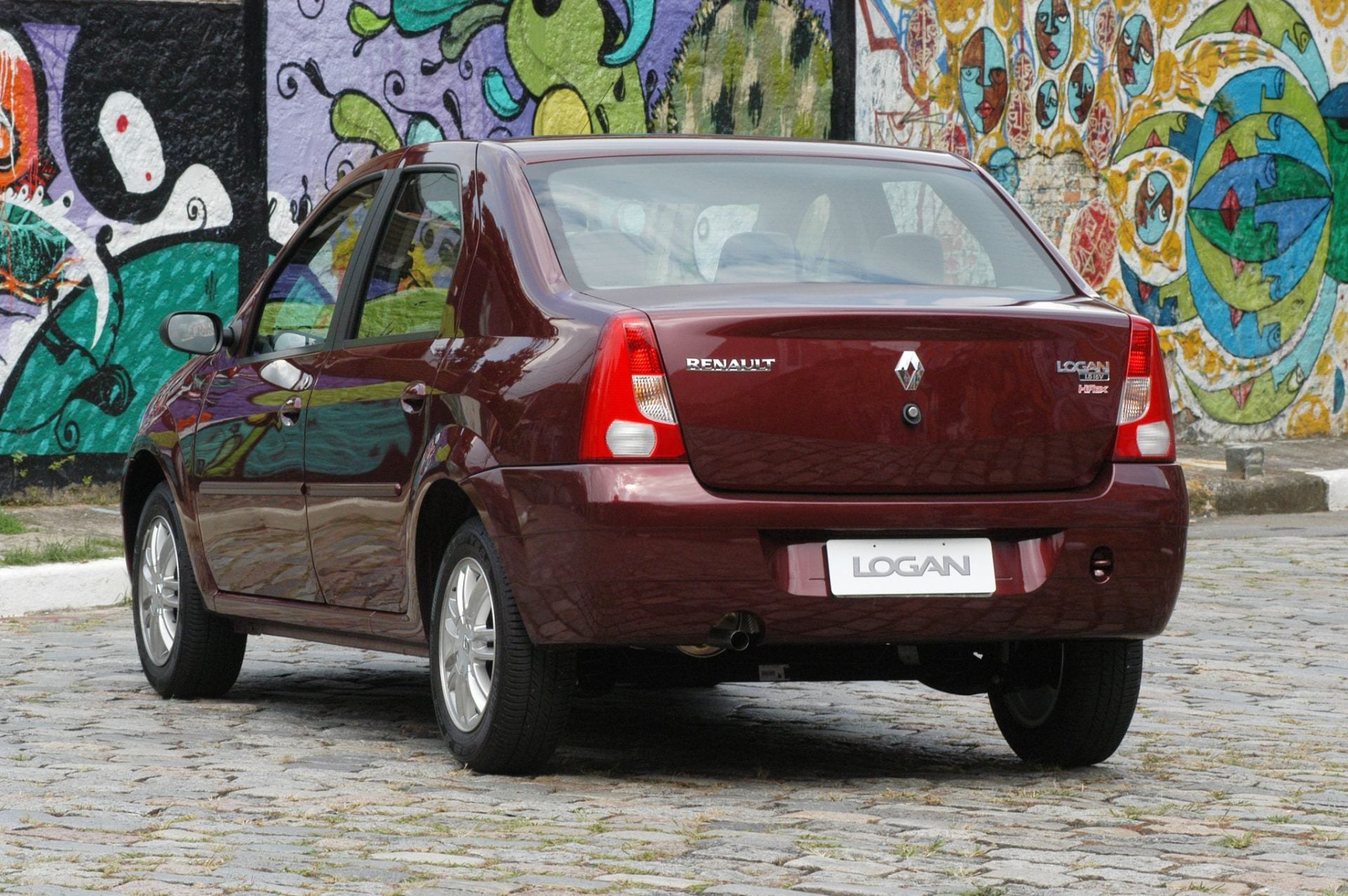 renault_logan_2007_traseira-1920x1277.jpeg