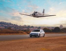 Volkswagen Golf GTI correndo contra avião