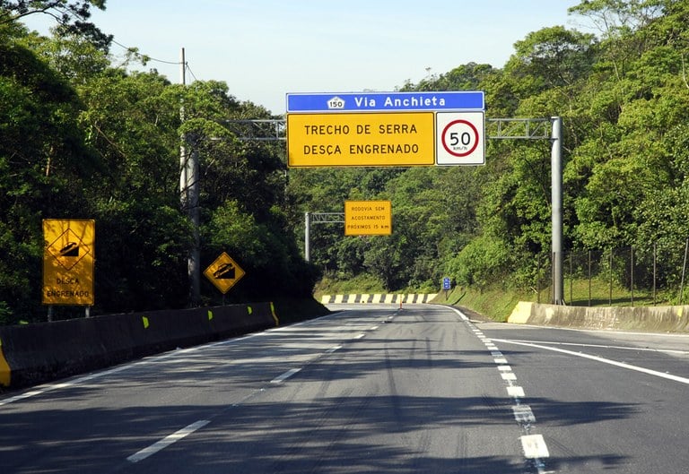 placa de trânsito trecho de serra desça engrenado