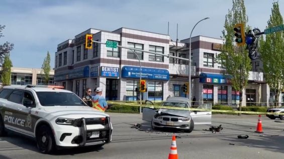 Una moto cuelga de un semáforo tras una impresionante colisión en Canadá (1)