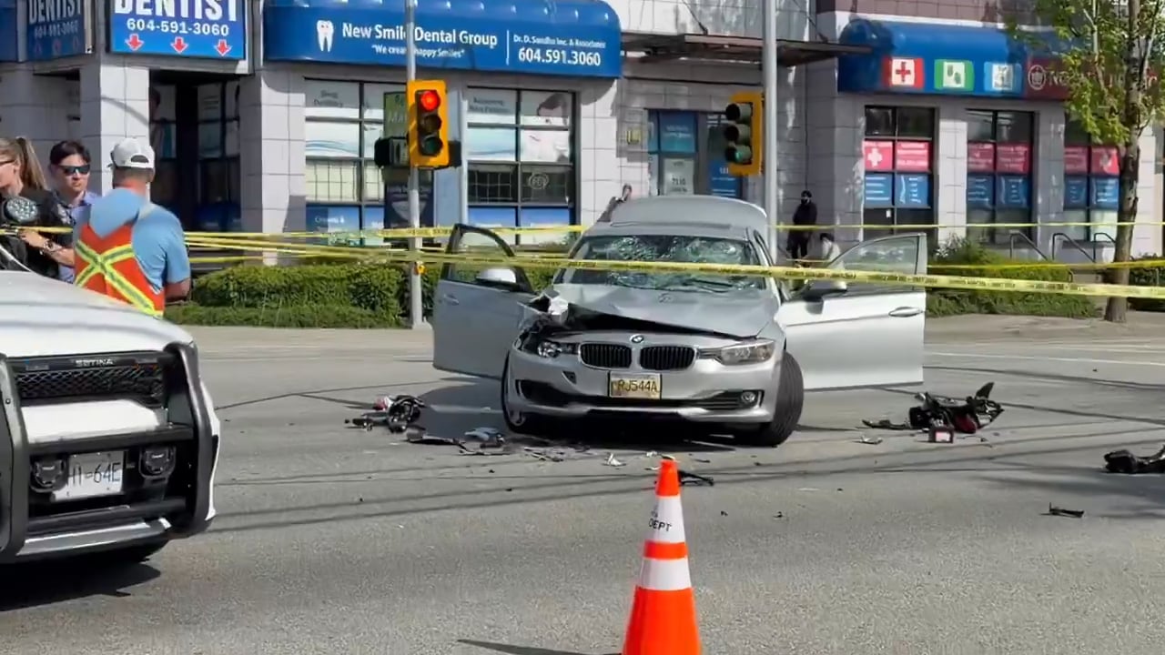 Una moto cuelga de un semáforo tras una colisión impresionante en Canadá (2)