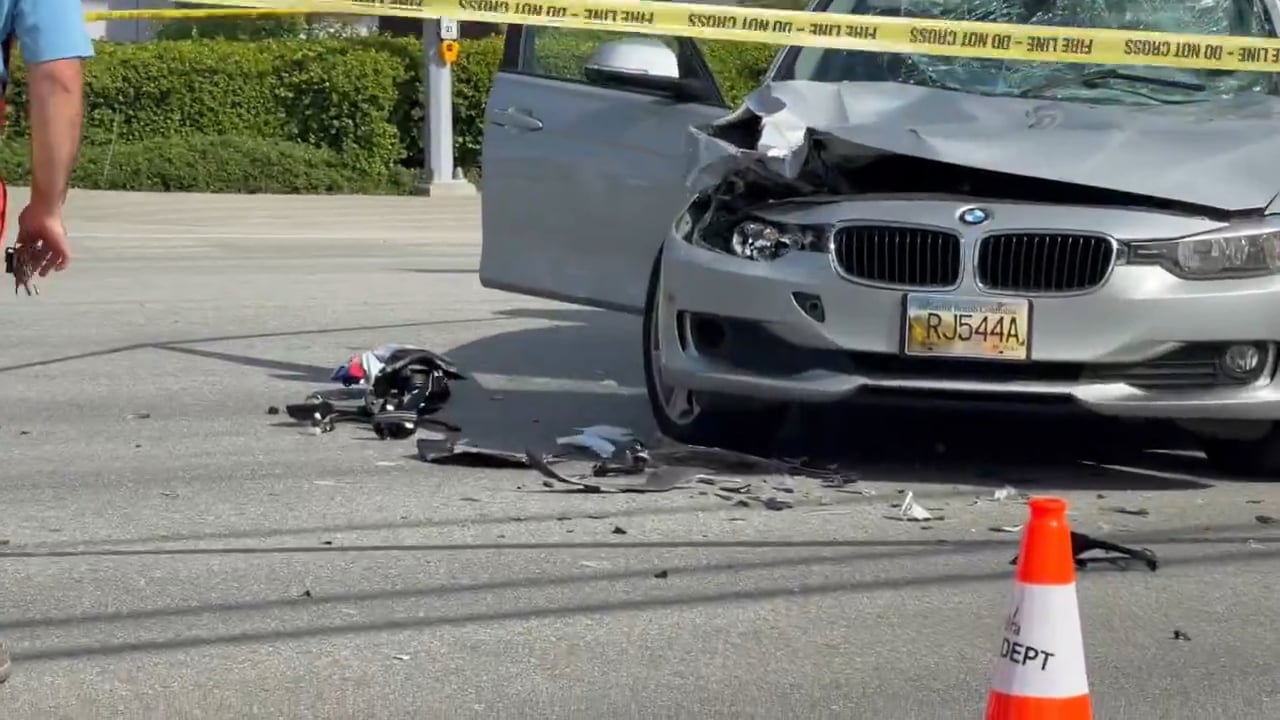 Una moto cuelga de un semáforo tras una colisión impresionante en Canadá (3)