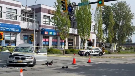 Una moto cuelga de un semáforo tras una impresionante colisión en Canadá (4)