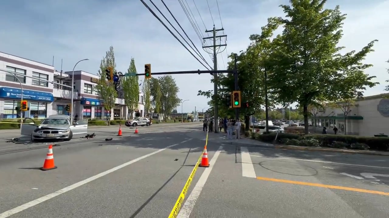Una moto cuelga del semáforo tras una impresionante colisión en Canadá (5)