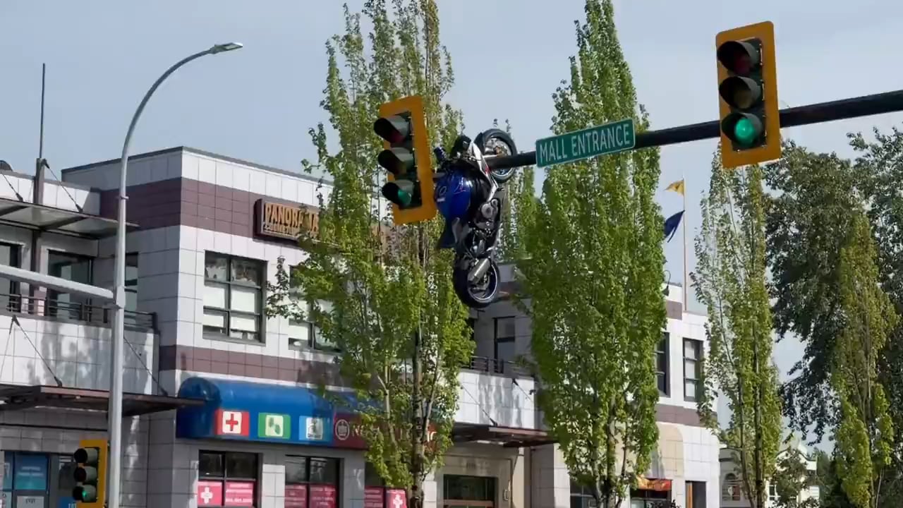 Una moto cuelga de un semáforo tras una impresionante colisión en Canadá (6)