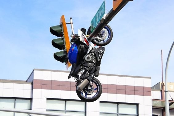 Moto fica pendurada em semáforo após colisão bizarra com BMW