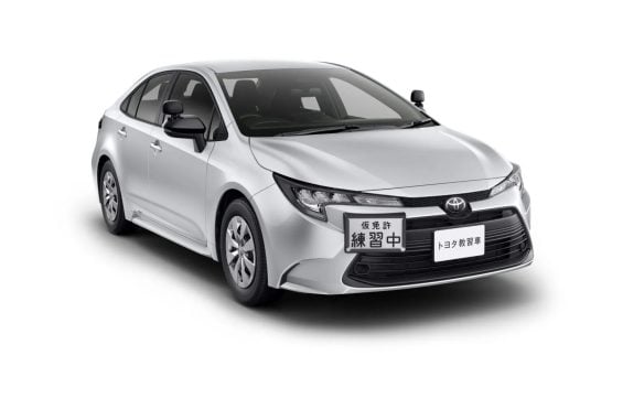 Toyota lança Corolla manual exclusivo para autoescolas no Japão (2)