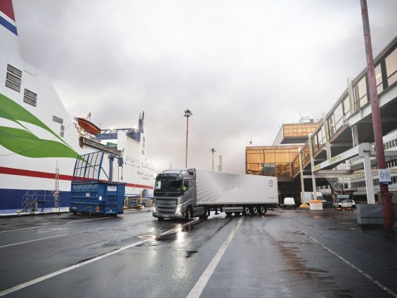 Volvo lança tecnologia que limita velocidade de caminhões por GPS no Brasil