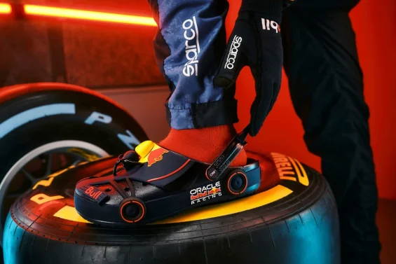 Nova Crocs da Red Bull é sandália com visual dos carros de Fórmula 1 e tiragem limitada