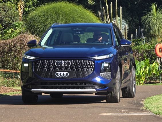 Audi Q3 2026 azul frente parado