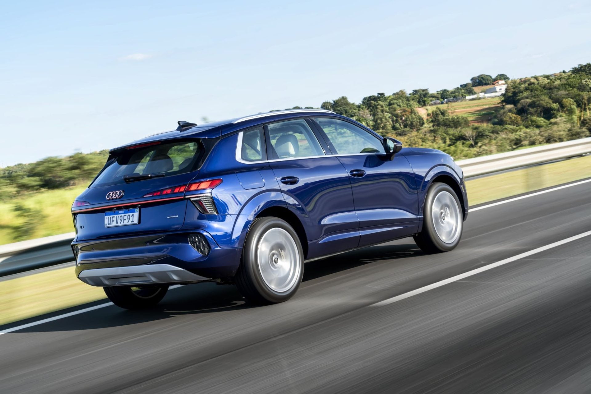 audi-q3-2026-azul-traseira-em-movimento-1920x1280.jpg