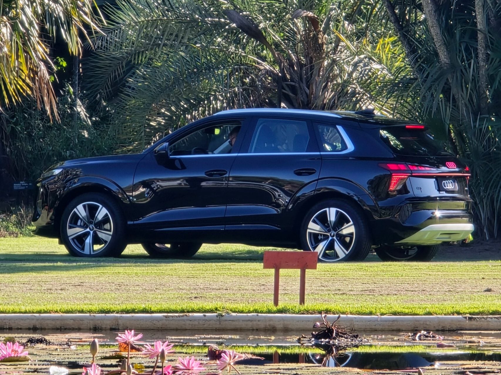 audi-q3-2026-preto-lateral-parado-1706x1280.jpg
