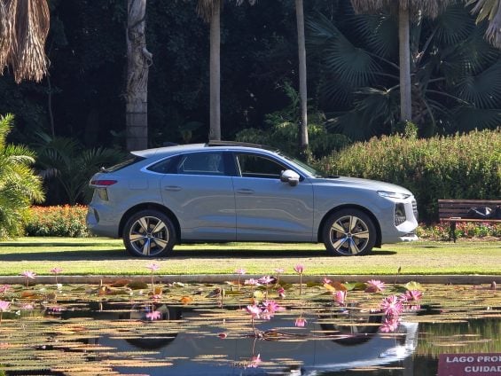 Audi Q3 2026 Sportback cinza lateral parado