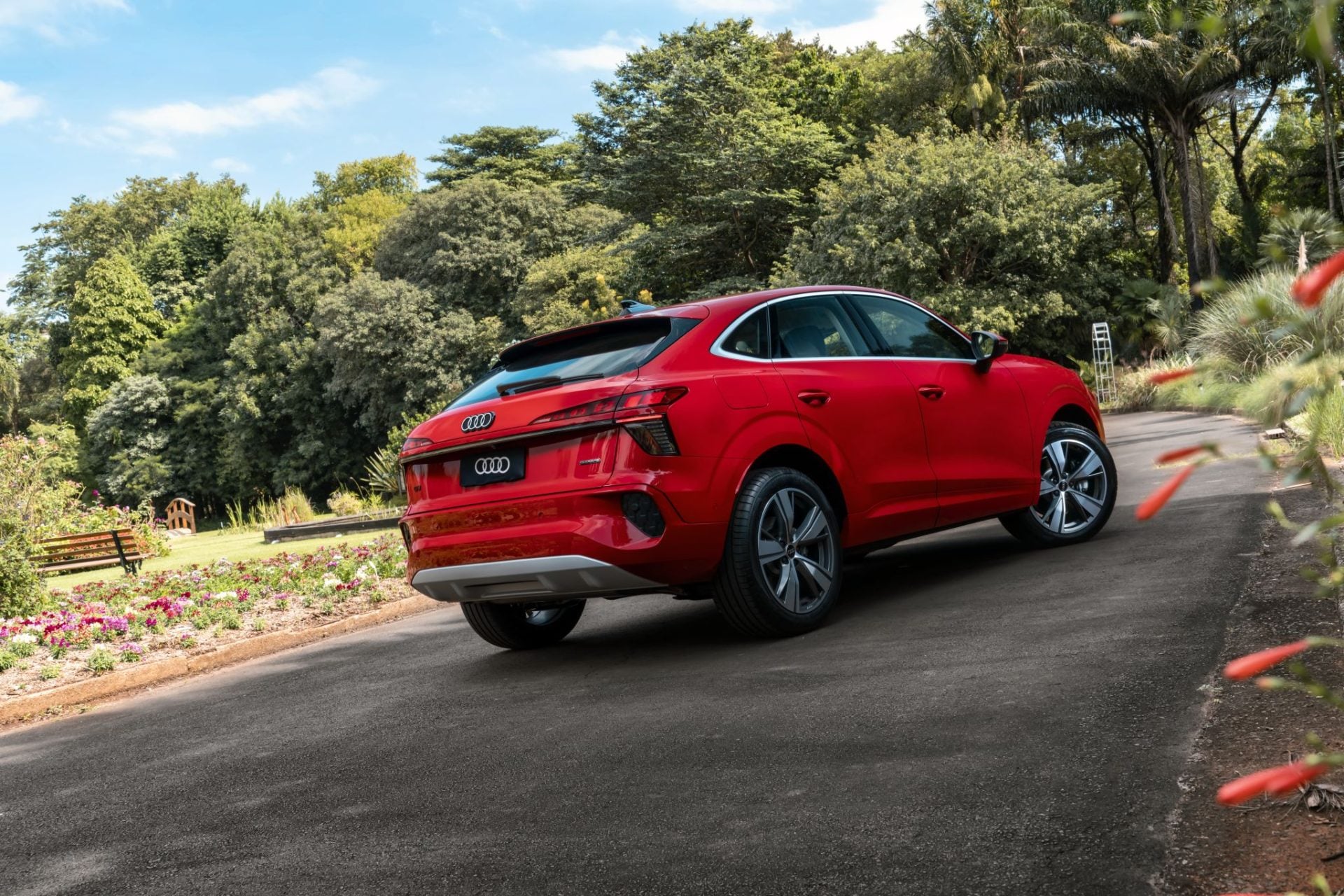 audi-q3-sportback-2026-vermelho-traseira-parado-1920x1280.jpg