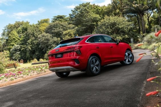 Audi Q3 Sportback 2026 vermelho traseira parado