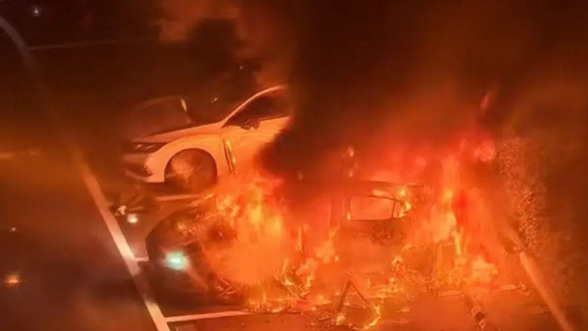 carro pega fogo na china Prancheta 1