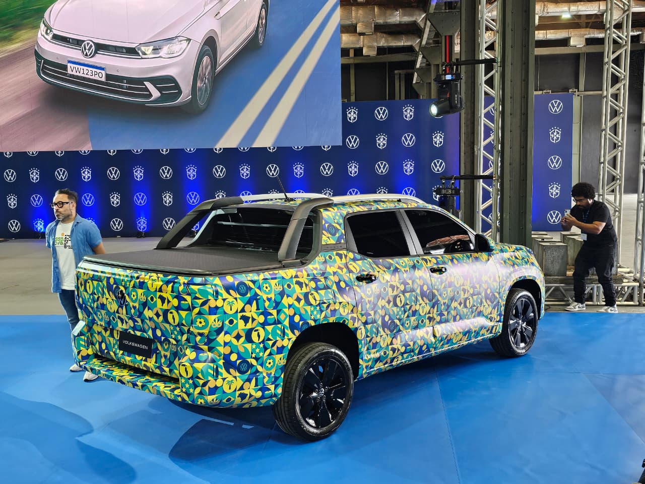Volkswagen Tucan camuflada traseira (2)