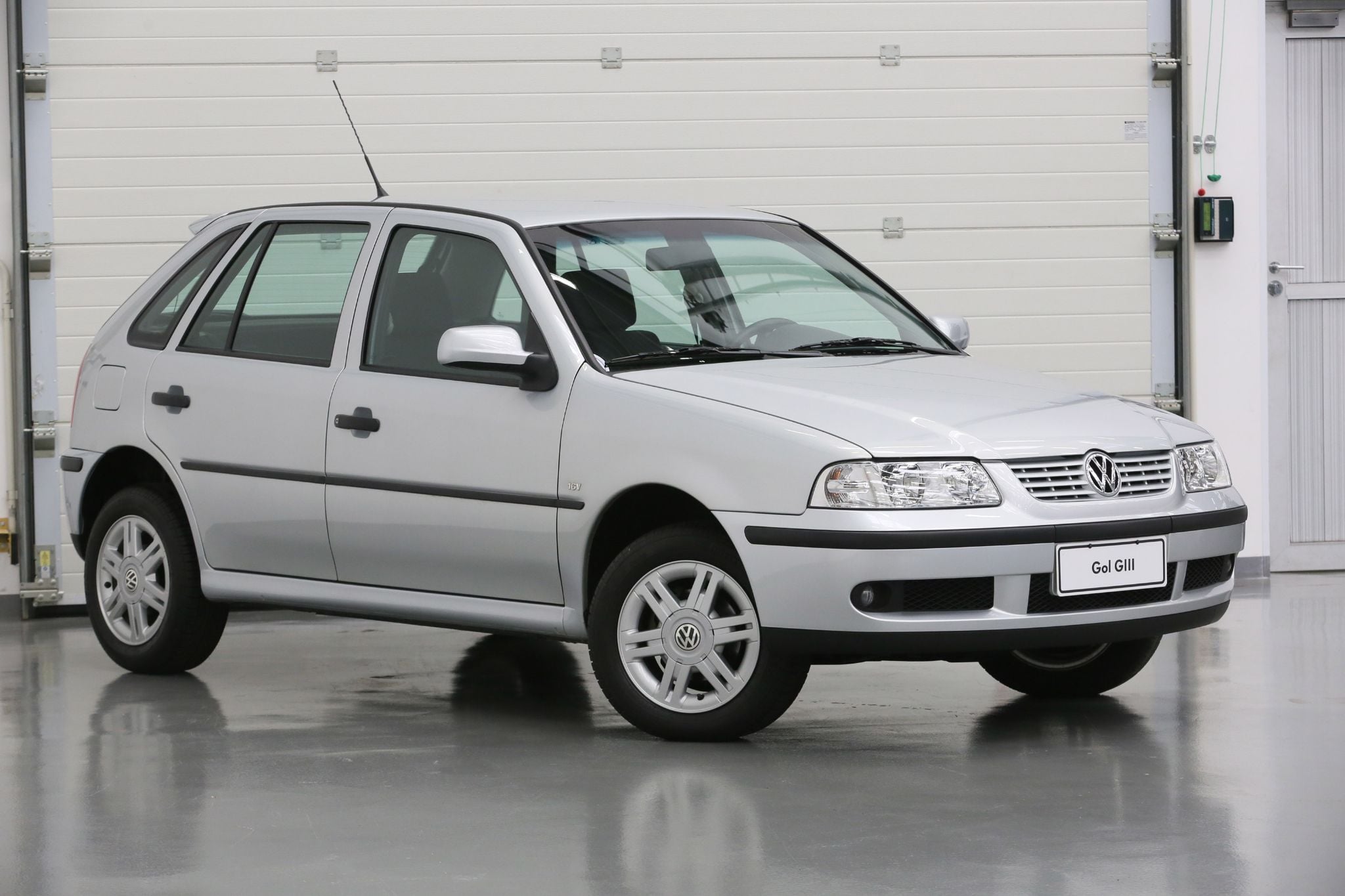 Volkswagen Gol Plus 1 0 8v 2002 prata frente