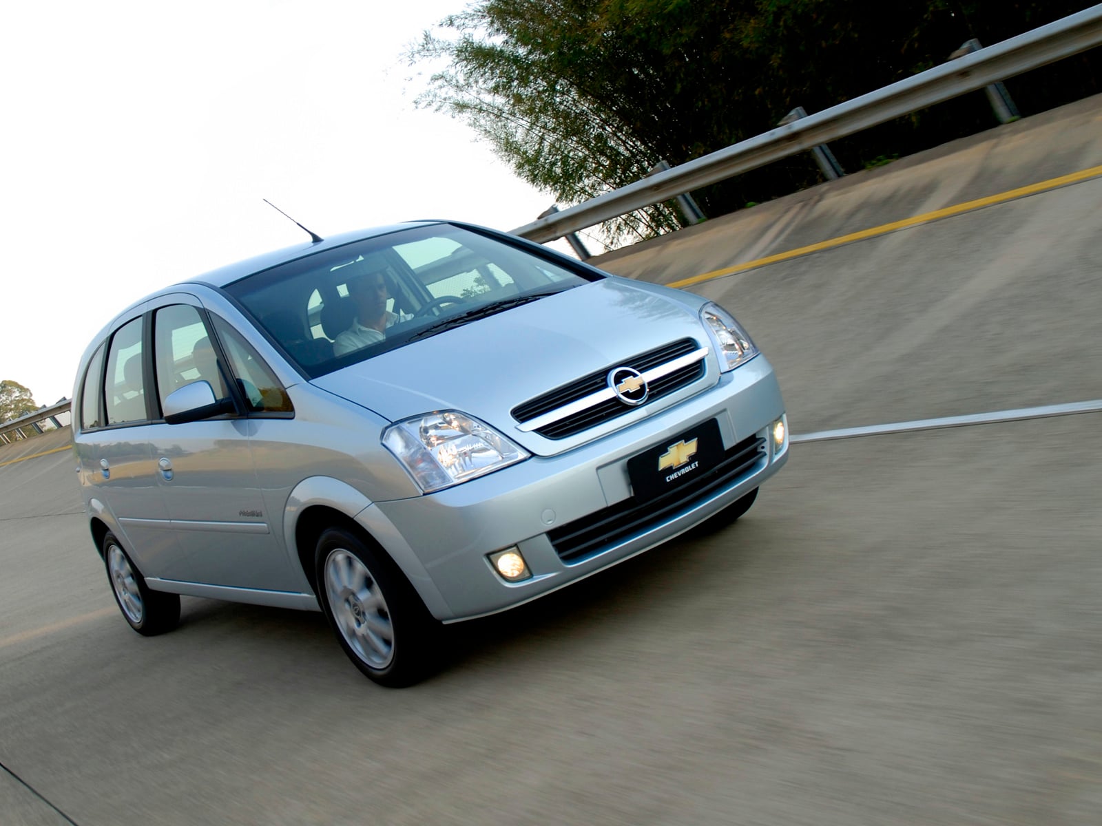 chevrolet meriva 2003 prata frente em movimento