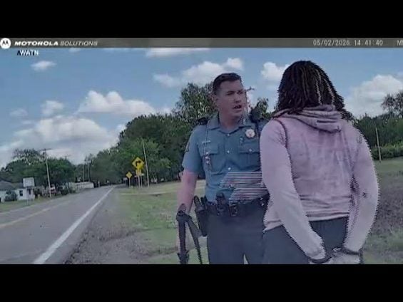 Mulher capota Dodge Charger com filho de 3 anos durante perseguição policial (2)