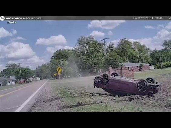 Mulher capota Dodge Charger com filho de 3 anos durante perseguição policial (3)