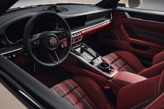 Porsche 911 ganha versão raríssima decorado com arte milenar dos árabes
