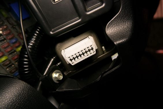 Entrada OBD2 permite que você descubra os problemas em seu carro