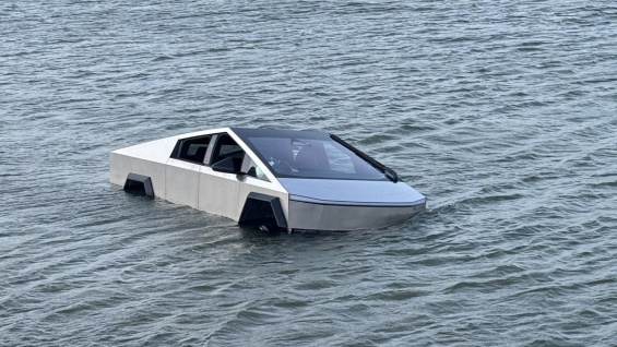 Ele acreditou em Elon Musk, afundou sua Cybertruck em um lago e saiu algemado