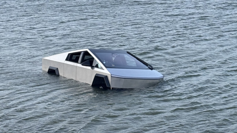 Ele acreditou em Elon Musk, afundou sua Cybertruck em um lago e saiu algemado