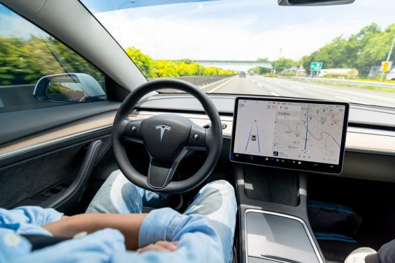Elon Musk acompanha Trump na China e consegue liberar ‘piloto automático’ da Tesla no país