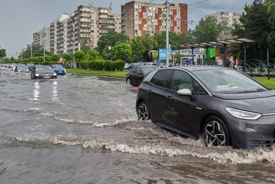Carro elétrico pode atravessar alagamentos? Veja como agir