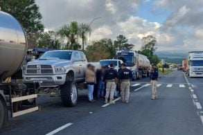 PRF apreende duas Dodge RAM irregulares na BR 376 e autua motorista sem CNH pela sexta vez