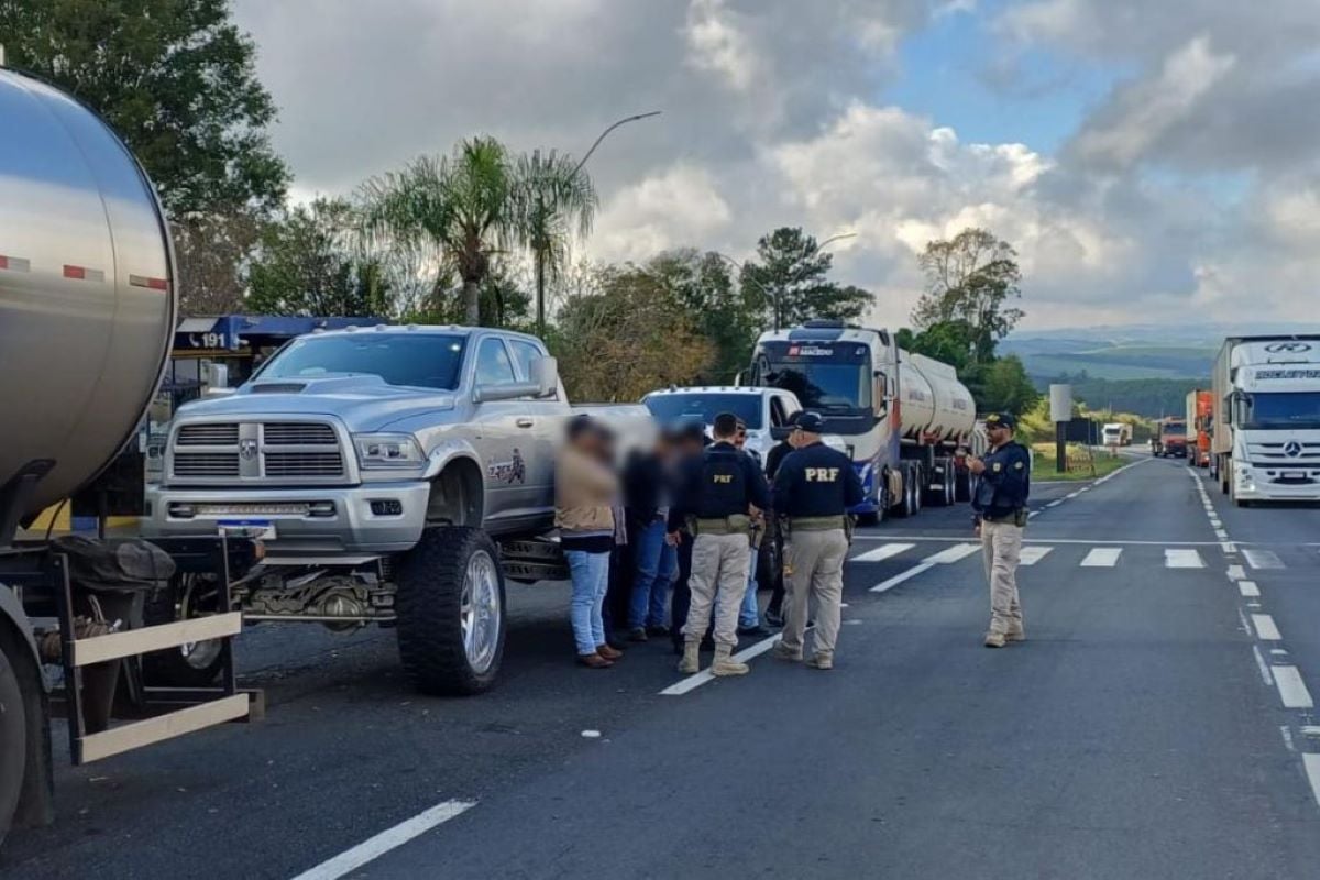 Homem que dirigia monster truck e nunca tirou carteira é parado pela sexta vez pela PRF no Paraná