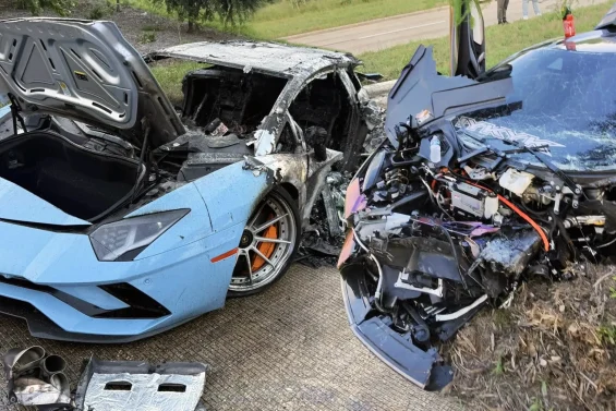 Acidente impressionante destrói dois Lamborghini raros no mesmo cruzamento; veja imagens