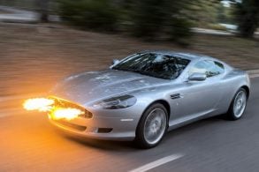 Aston Martin DB9 com motor de Corvette e lança chamas