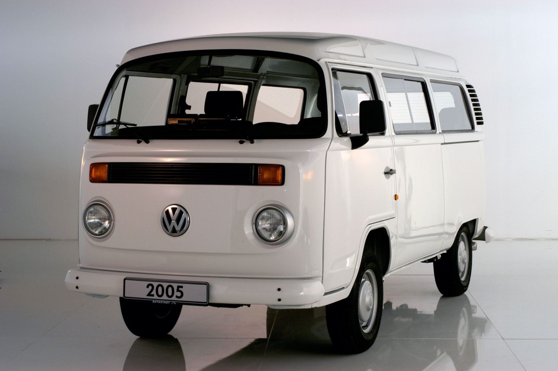 volkswagen kombi 2005 branca frente parada