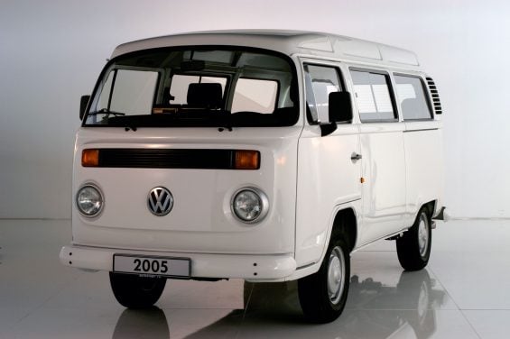 volkswagen kombi 2005 branca frente parada
