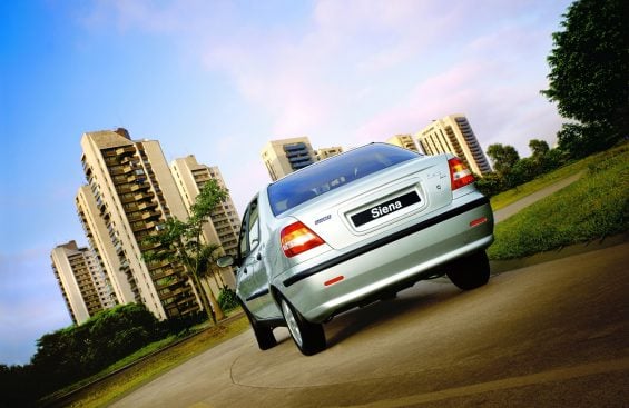 fiat siena 2002 prata traseira parado