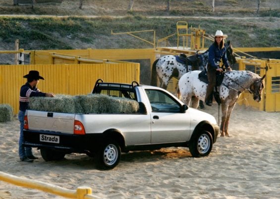 fiat strada working cabine simples 2003 prata traseira