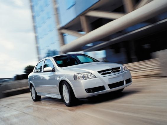 chevrolet astra sedan prata frente em movimento