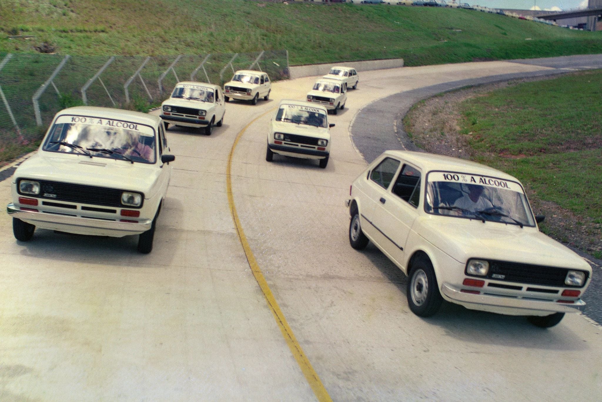 Fiat 147 a alcool 1979 em pista de teste