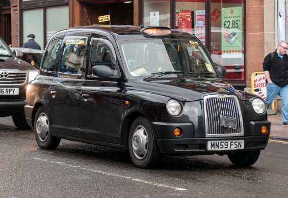 Homem falha 55 vezes em exame mas realiza sonho de ser taxista em Londres (1)