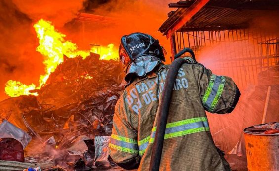 O perigo na tomada: bombeiros revelam horário crítico de incêndios com veículos elétricos