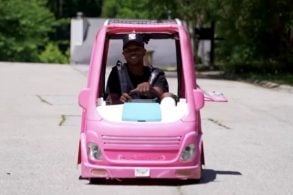 Motorista transforma brinquedo da Barbie em mini carro econômico para driblar alta da gasolina