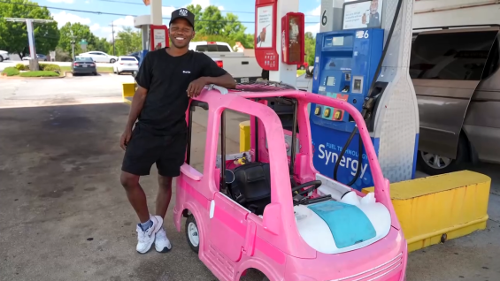 Brinquedo da Barbie vira veículo econômico contra o preço alto da gasolina (1)